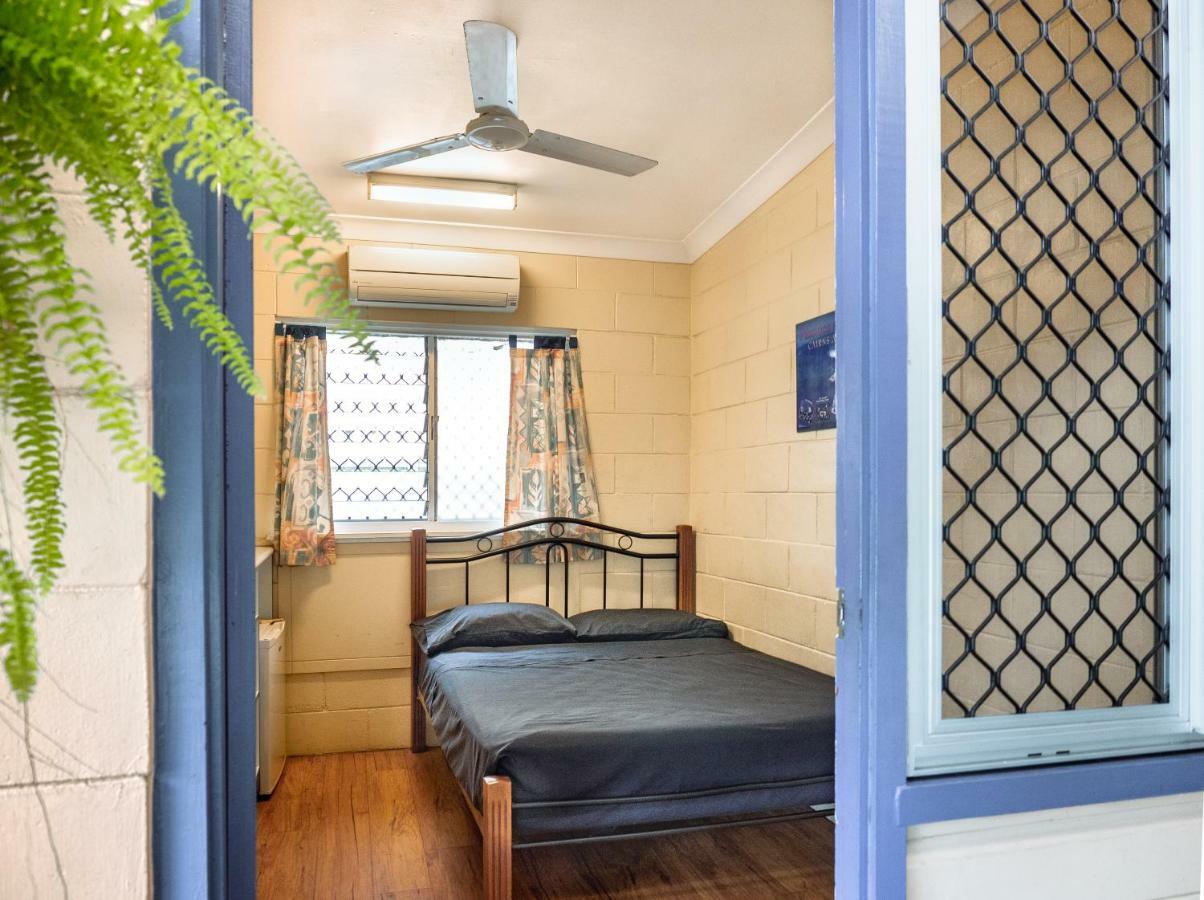 Castaways Backpackers Cairns Hostel Exterior photo