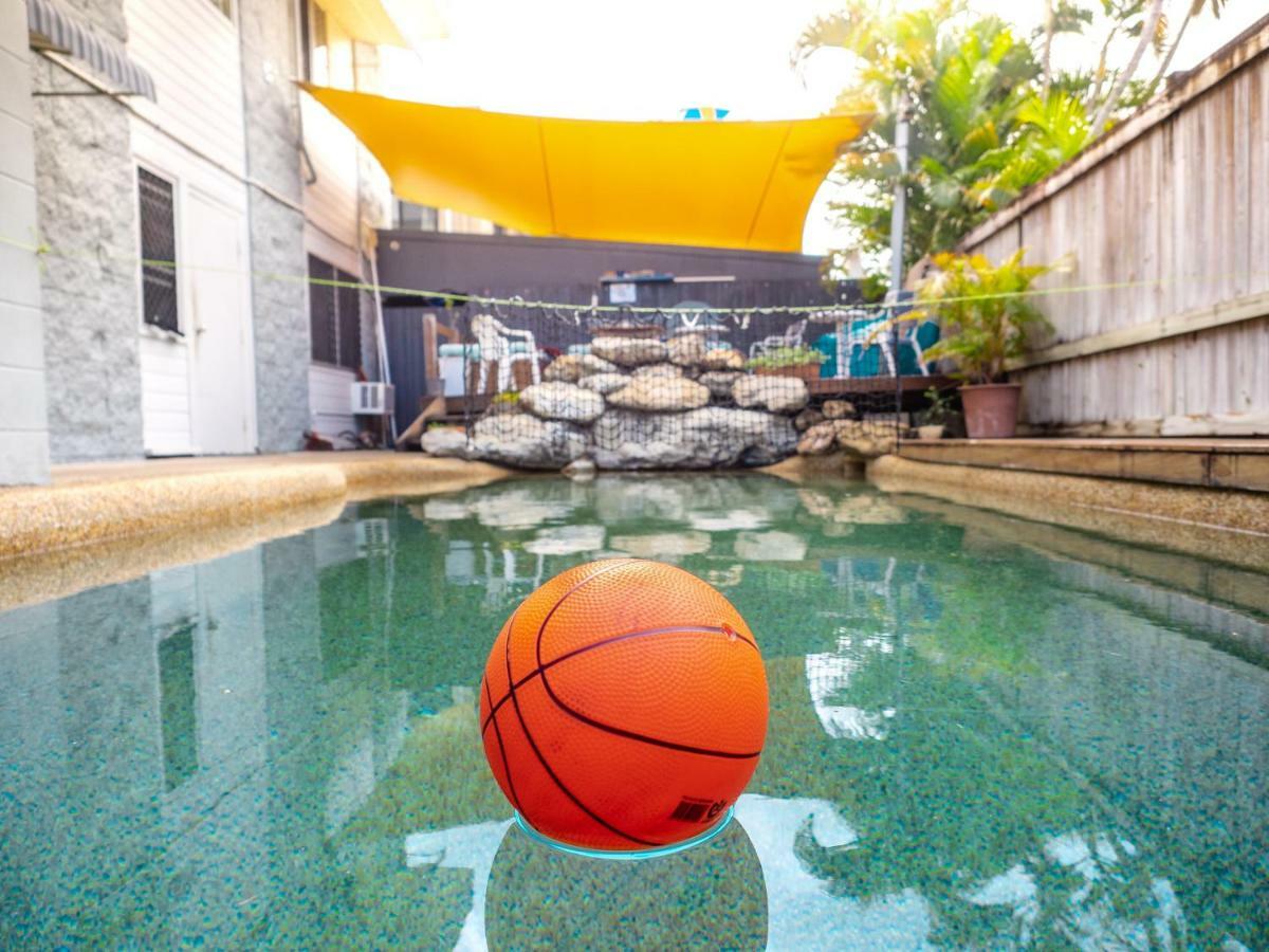 Castaways Backpackers Cairns Hostel Exterior photo